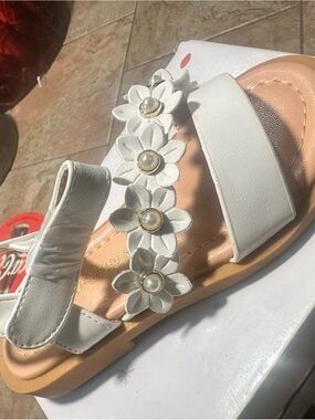 Kids White Floral Pearl Strap Sandals